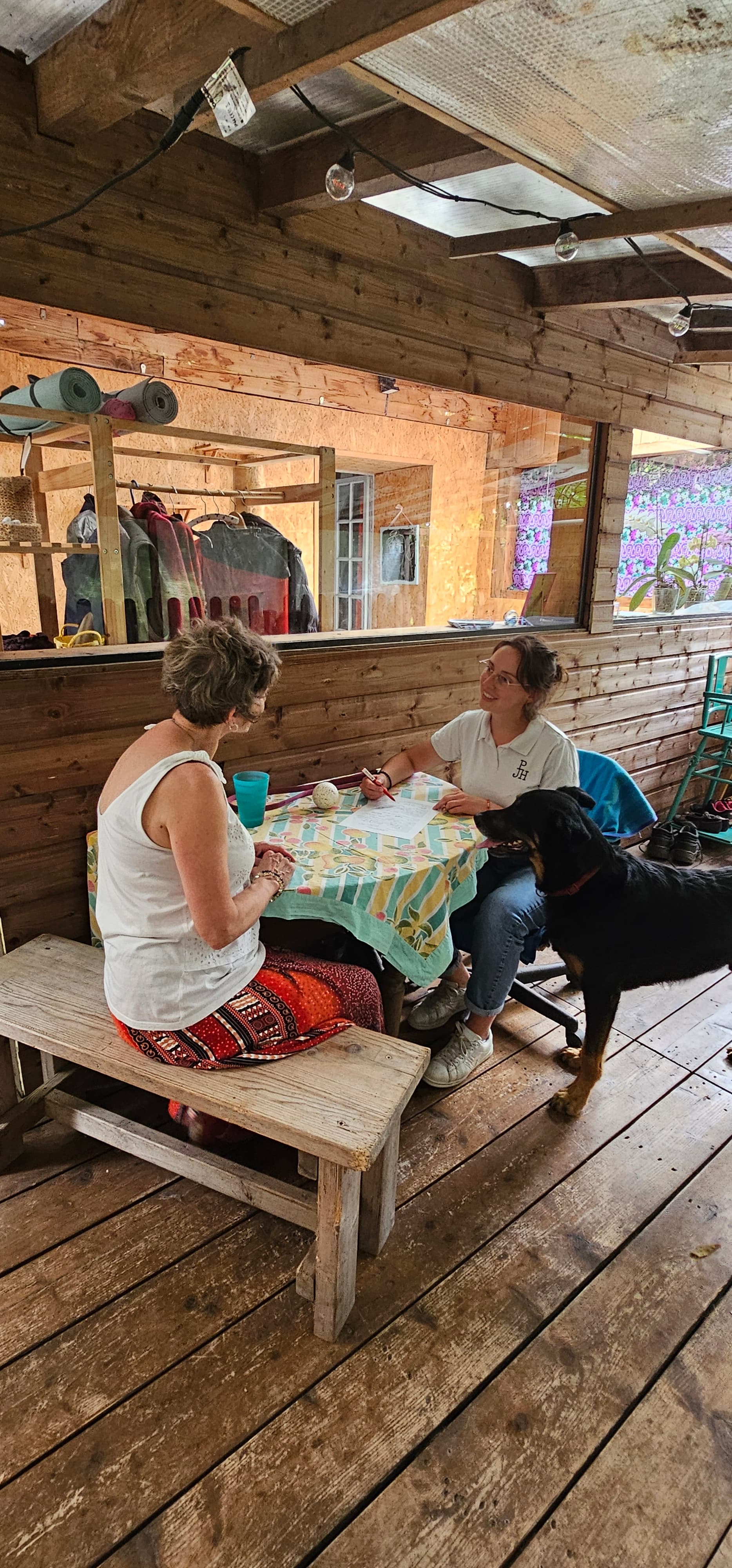 Camille effectuant un bilan comportemental avec un chien, illustrant son approche personnalisée pour comprendre les besoins et le comportement de l'animal